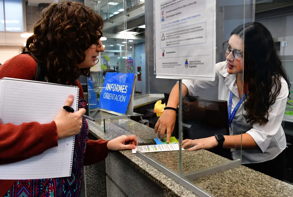 Mujer dando informe de orientación