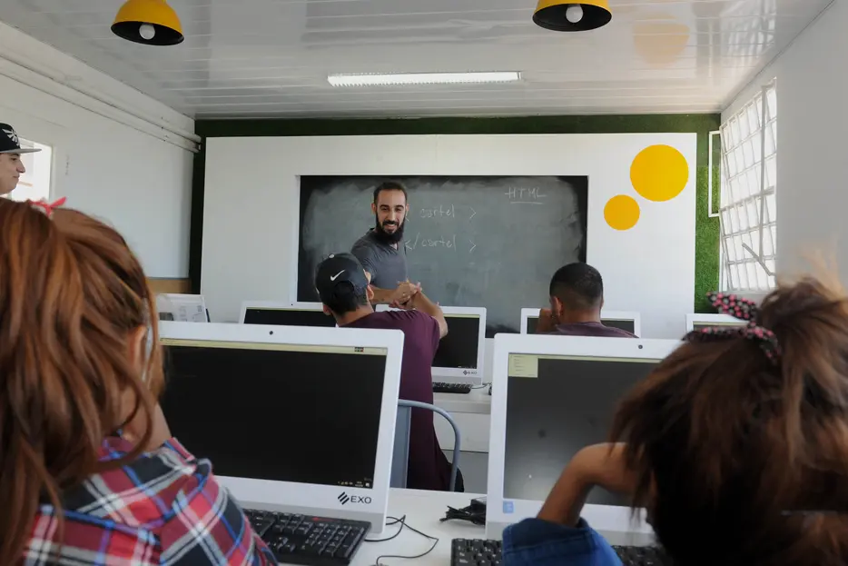 Profesor en clase de informática